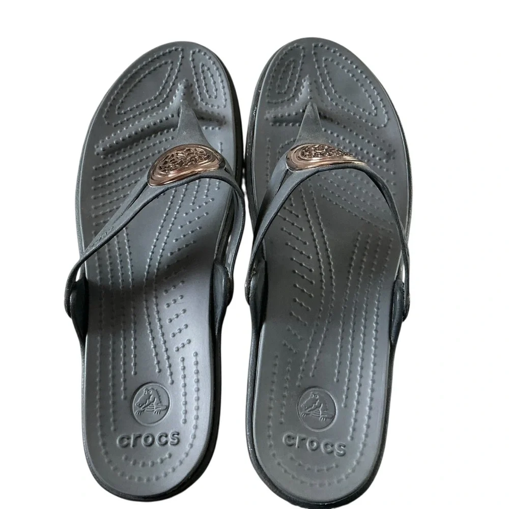 Crocs sanrah hammered metallic wedge flip flop sandals grey and gold sz 11